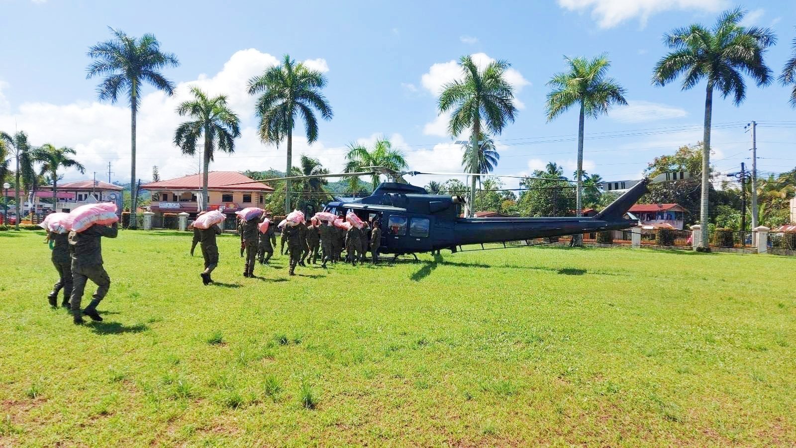 軍方出動直升機協助災區物資補給。圖/取自菲律賓空軍官方《推特》