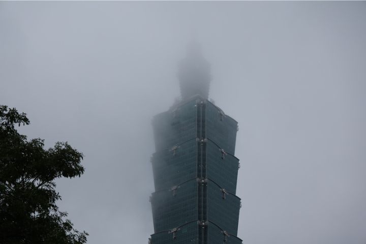   美國自由攀岩好手霍諾德原訂24日挑戰徒手獨攀台北101，但因天候狀況延期至25日。圖為台北101被濃霧籠罩。圖/中央社