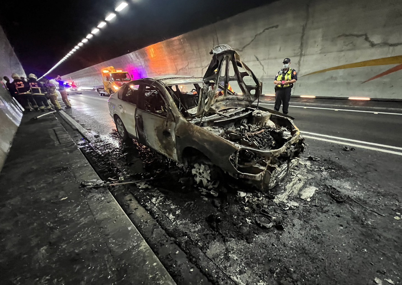 雪山隧道北上17.8K處，在今（8日）下午傳出火燒車事故。圖/取自記者爆料網