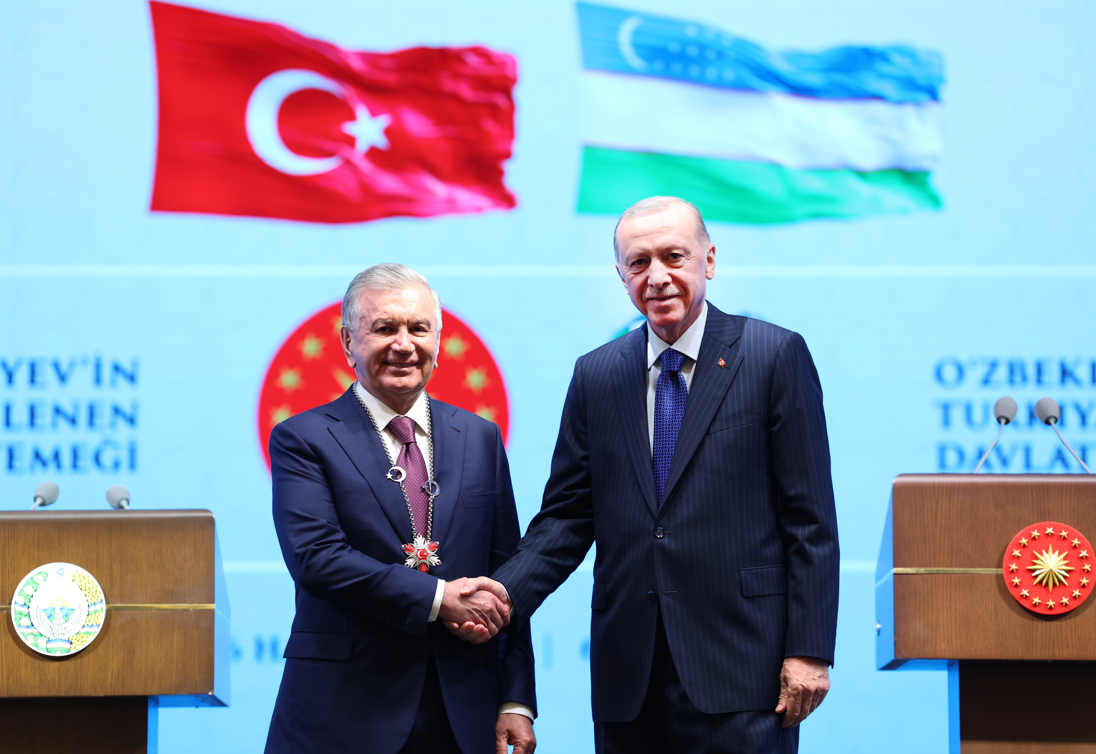 土耳其表態想加入金磚，或與其40年加入歐盟未果有關。圖為土耳其總統艾爾段（右）7日頒發勳章給到訪的烏茲別克總統米爾濟約耶夫。圖／取自Recep Tayyip Erdoğan X