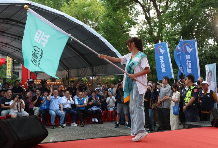 民眾黨新北市議員參選人陳怡君（前中）後援會成立大會18日在中和福和宮旁舉行，現場進行授旗儀式，期盼打贏選戰。新北市長侯友宜、國民黨新北市長參選人李四川到場力挺。圖/中央社