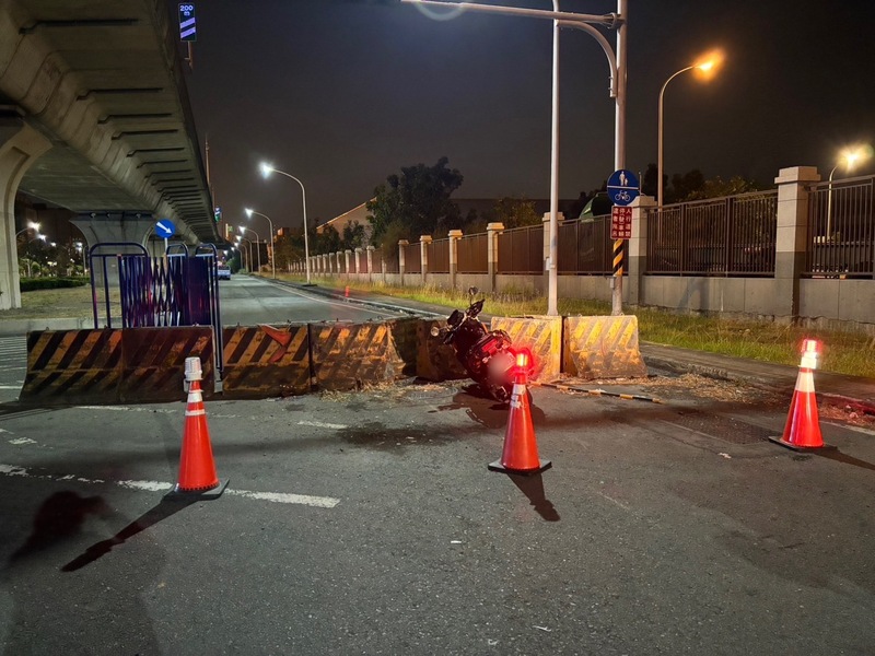 疑似因為現場未置放警示燈，機車騎士撞上封閉路段的紐澤西護欄身亡。圖/中央社