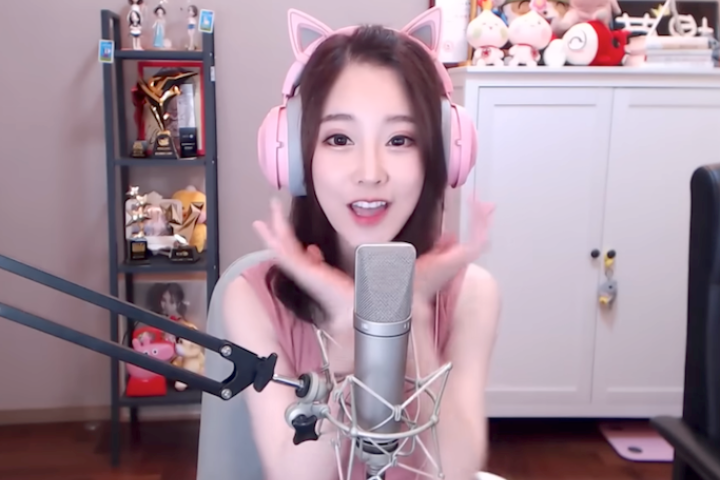 外未現身　陸第一網紅被傳罹重症！馮提莫現身闢謠：我好好的