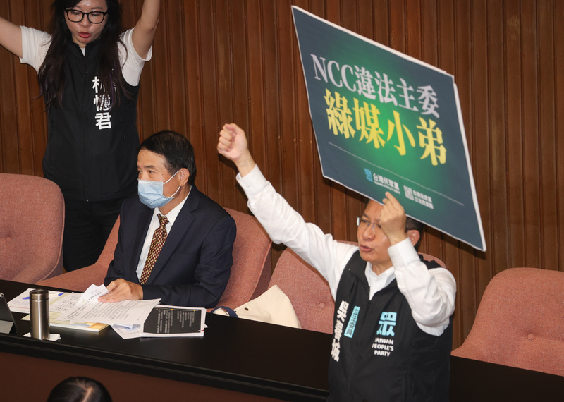 立法院20日開議，民眾黨立委舉牌抗議NCC主委淪為綠媒小弟。圖/中央社