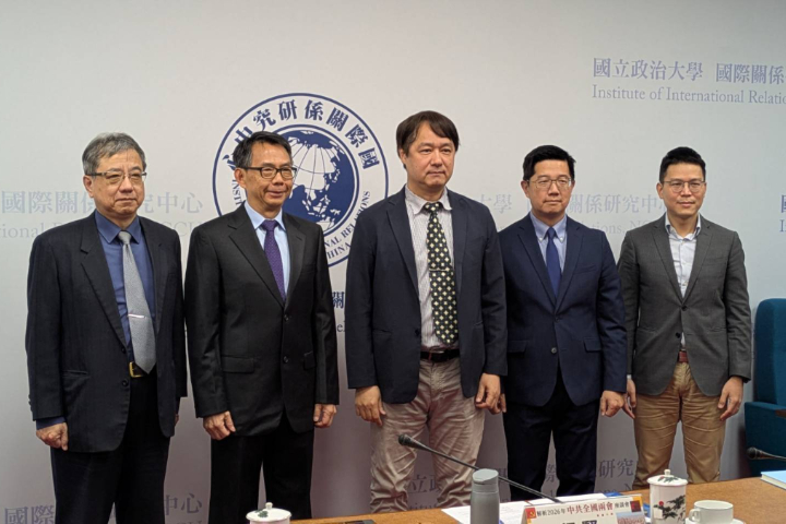 從左至右為中華經濟研究院第一所研究員兼所長劉孟俊、政大國關研究中心合聘研究員寇健文、國關研究中心主任王信賢、國關研究中心副主任陳至潔、國關研究中心副研究員曾偉峯。圖/記者高陸攝