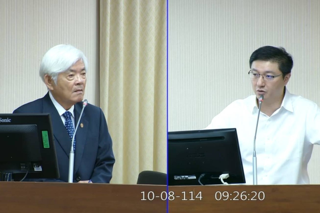 國民黨立委張智倫(右)8日在立法院內政委員會,針對中選會委員人事案,質詢中選會主委李進勇(左)。圖/翻攝自國會頻道