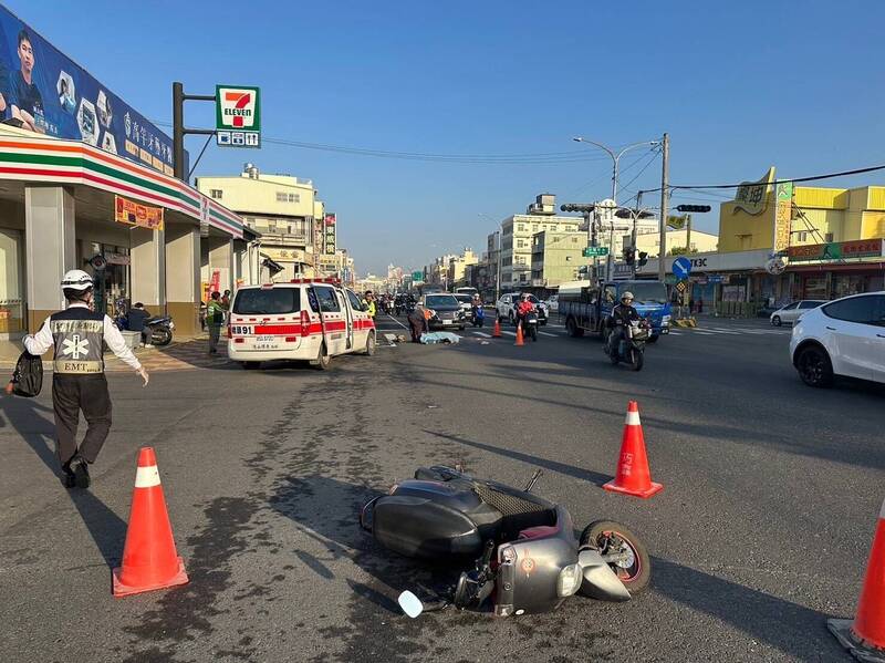 姊妹雙載上班擦撞小貨車 後座妹妹摔飛亡