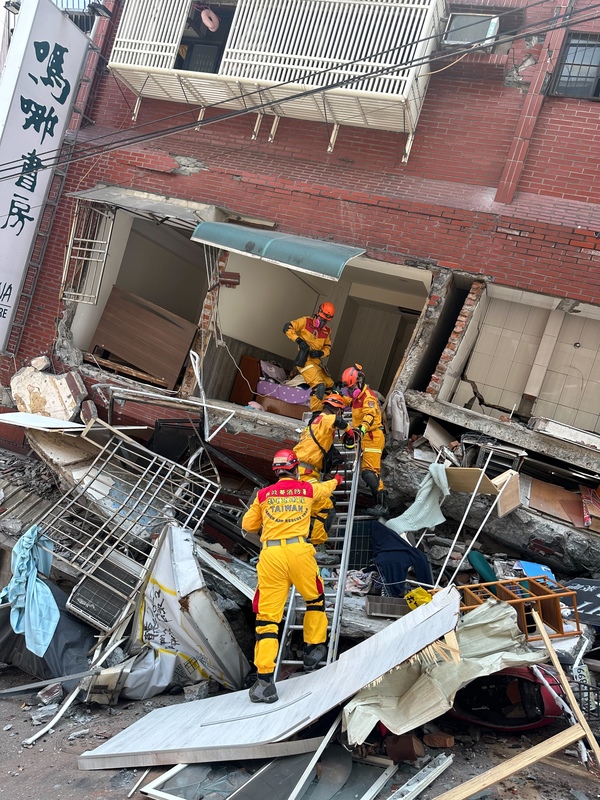 消防署特搜人員在花蓮天王星大樓執行搜索作業。圖/取自中央社