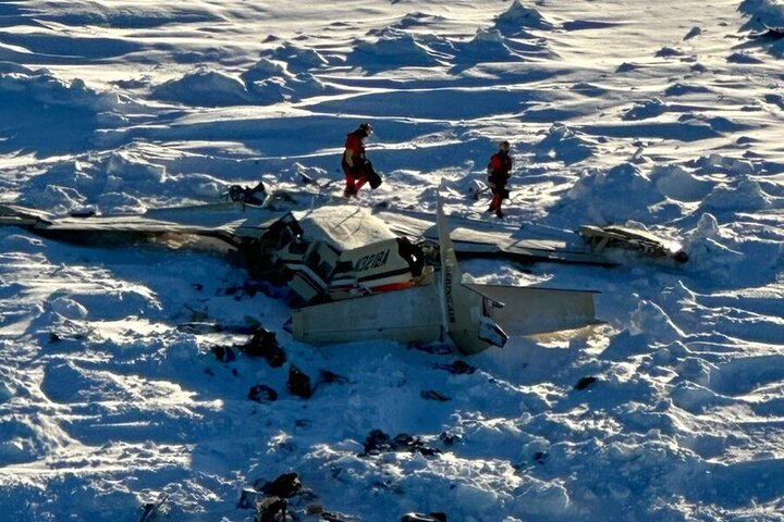 白令航空班機墜毀在阿拉斯加雪地上。圖/取自美國海岸防衛隊《推特》官方帳號