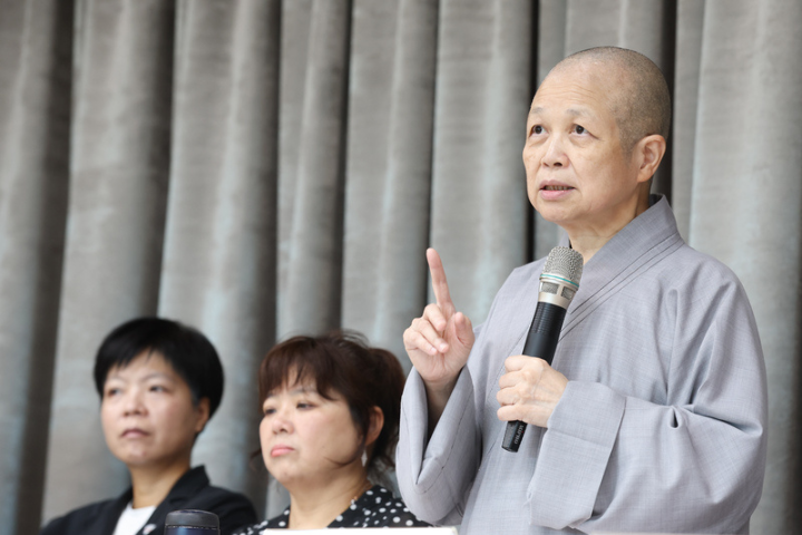釋昭慧呼籲一萬元現金捐國庫 政院研擬方案  黃國昌批：施政混亂