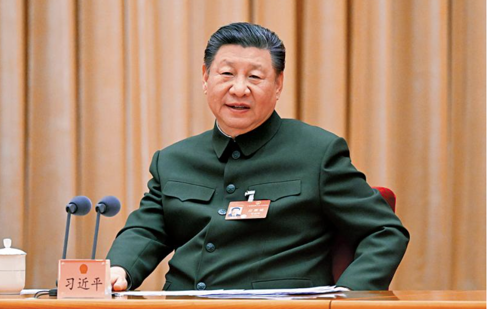 3月7日下午，中共中央軍委主席習近平出席全國人大共軍代表團全體會議。圖/取自新華社