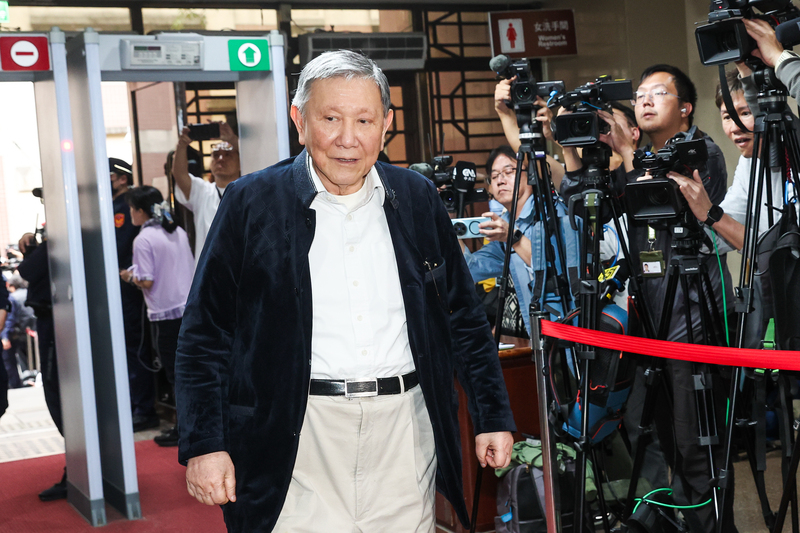 前台北市長柯文哲涉及京華城、政治獻金等4大案，台北地檢署求刑28年6月，台北地院26日下午進行一審宣判，已命柯文哲、沈慶京、應曉薇、李文宗等4名被告到庭。威京集團主席沈慶京（中）到庭聽判，面對媒體提問不發一語。圖／中央社