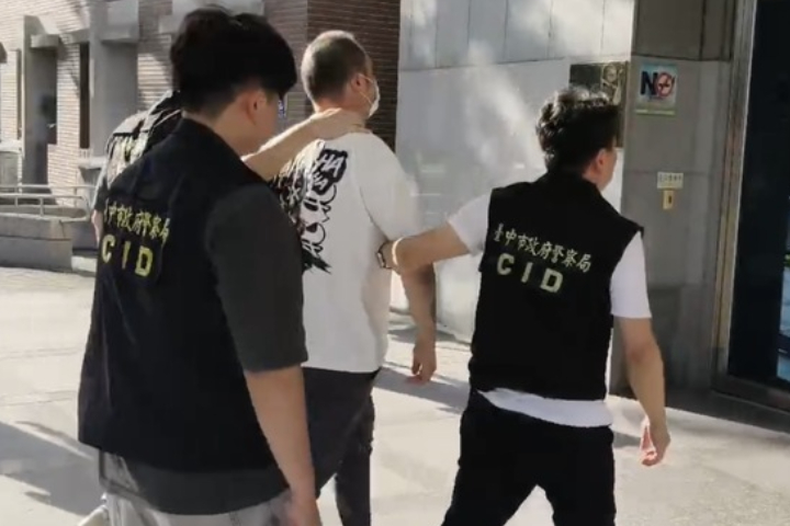 痛毆矢板明夫的廖男在台中國際機場遭逮。圖/中央社