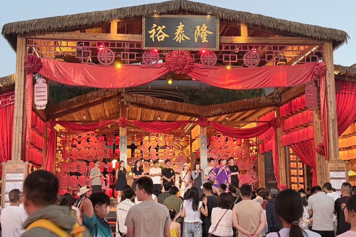 小鎮規劃六大劇場、36處實景舞台與百位NPC角色,全日輪番演出,打造不同於一般觀光景區的沉浸式體驗。圖/記者陳素貞攝