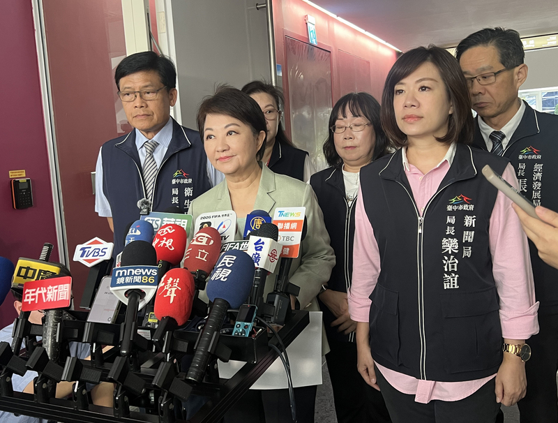 台中市長盧秀燕（中）7日宣布，反覆查證後，將對設籍台中市的中聯、福壽、福懋3家公司，根據食安法規定，採取最高罰則，每家各罰新台幣300萬元。圖/中央社