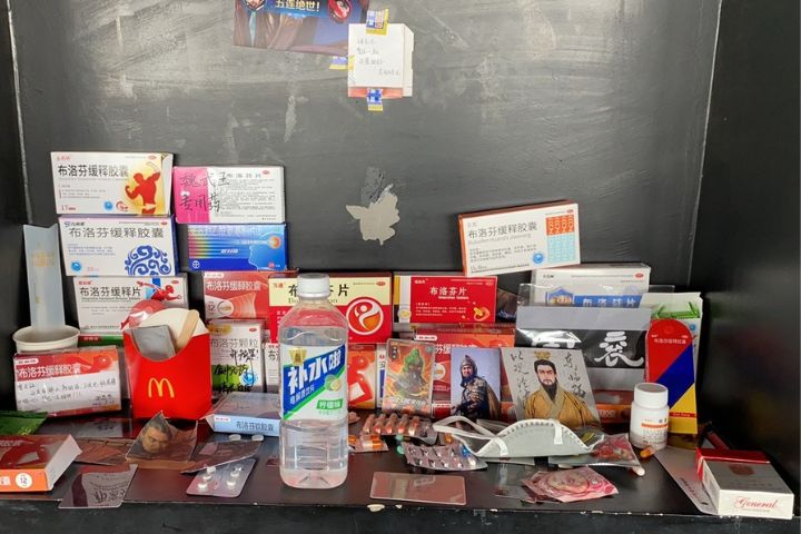 在曹操墓前，則出現許多盒止痛藥，也為他長年頭痛操心送上解藥。圖/取自微博