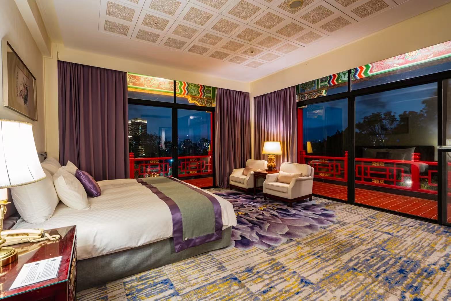 民眾可任選高雄圓山「市景雙人套房1間＋市景雙人房1間」或「市景四人客房2間」方案，每組兩房10,000元（不含早餐），再享買一組送一組超值優惠。圖為市景雙人套房。圖／圓山大飯店提供