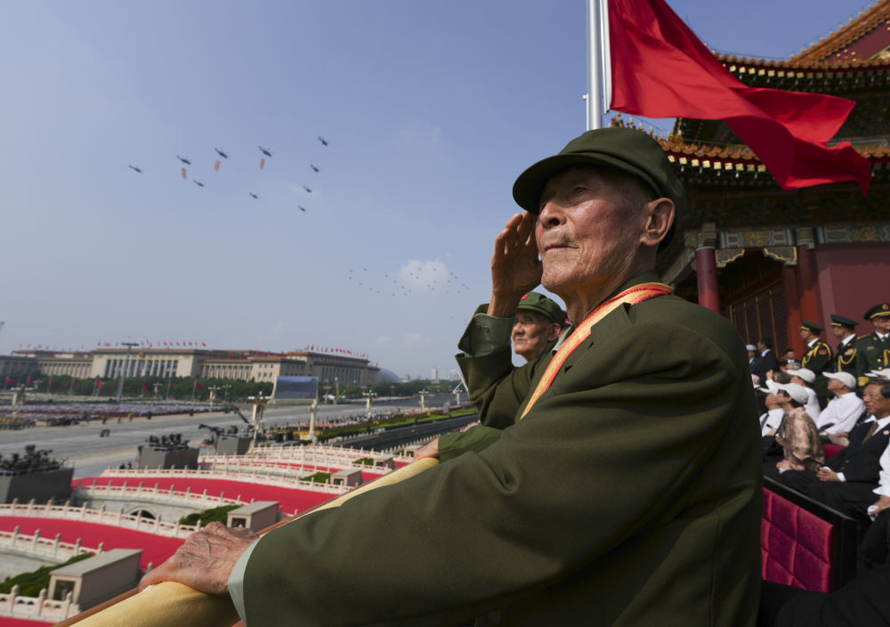 九三閱兵是繼2015年後北京第二次以抗戰勝利紀念的閱兵儀式，近百歲老兵被請上天安門城樓觀禮，正是以國家最高禮儀來對待這批曾保家衛國的軍人所做的貢獻。圖／取自新華網