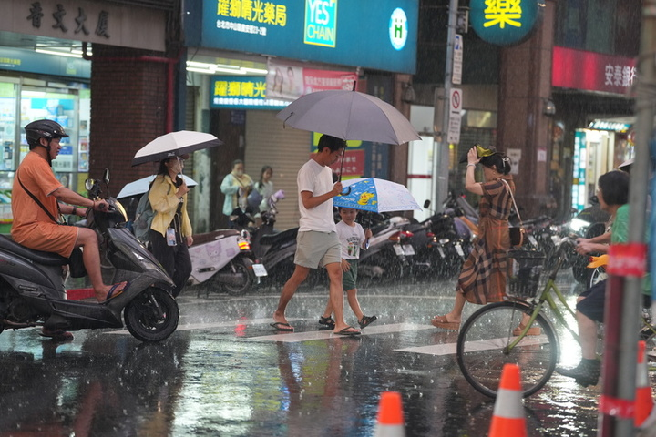 西南風帶入水氣南部偶陣雨或雷雨　各地高溫悶熱