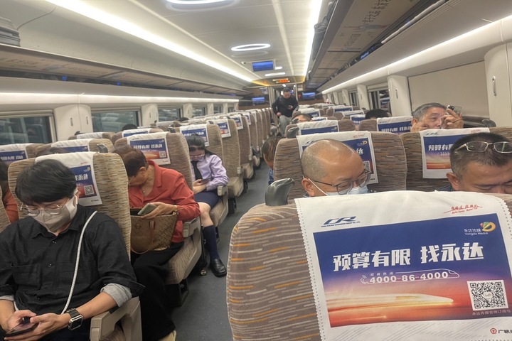 大陸高鐵的車廂，也是滿滿的乘客。圖/陳素貞攝