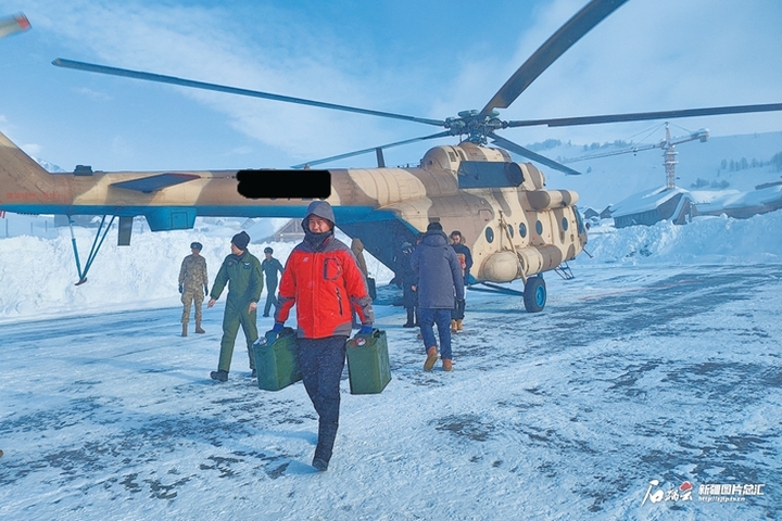 軍方出動直升機救援受困民眾。圖/取自中華網