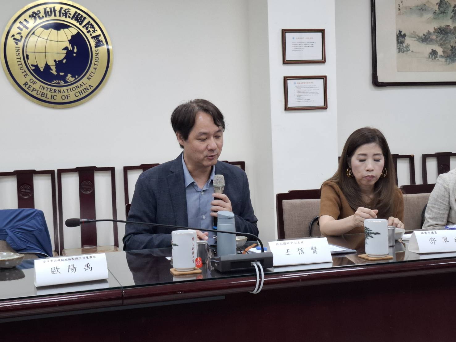 王信賢（左）認為，川普可能將台積電與台灣的地緣政治意義切開處理，把台灣當成純粹的供應商或籌碼，而非民主同盟重要夥伴。這將前弱台灣在戰略對話中的話語權。圖右為與會的桃園市議員舒翠玲。圖／梅花新聞網攝