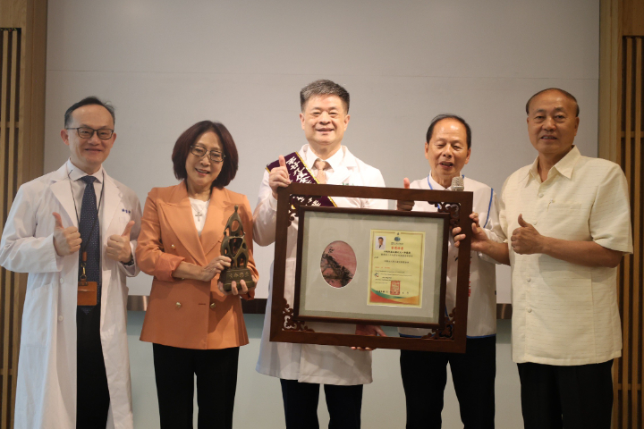 「功能性益生菌之父」許庭源獲頒全球熱愛生命獎章。圖/周大觀文教基金會提供