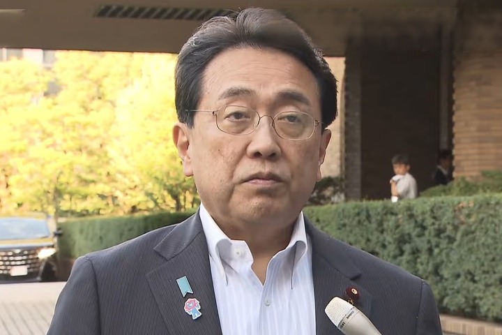 日本經濟再生大臣赤澤亮正離開首相官邸，啟程赴美進行第八次貿易談判。圖/取自ANNNewsCH《YouTube》官方頻道