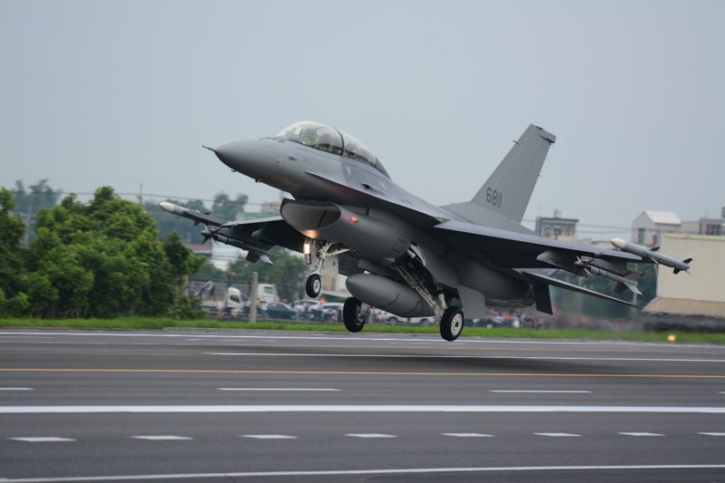 美國國務院5日宣布兩筆對台軍售項目，包括F-16戰機的標準和非標準的備件和維修部件等。圖/中華民國空軍官網