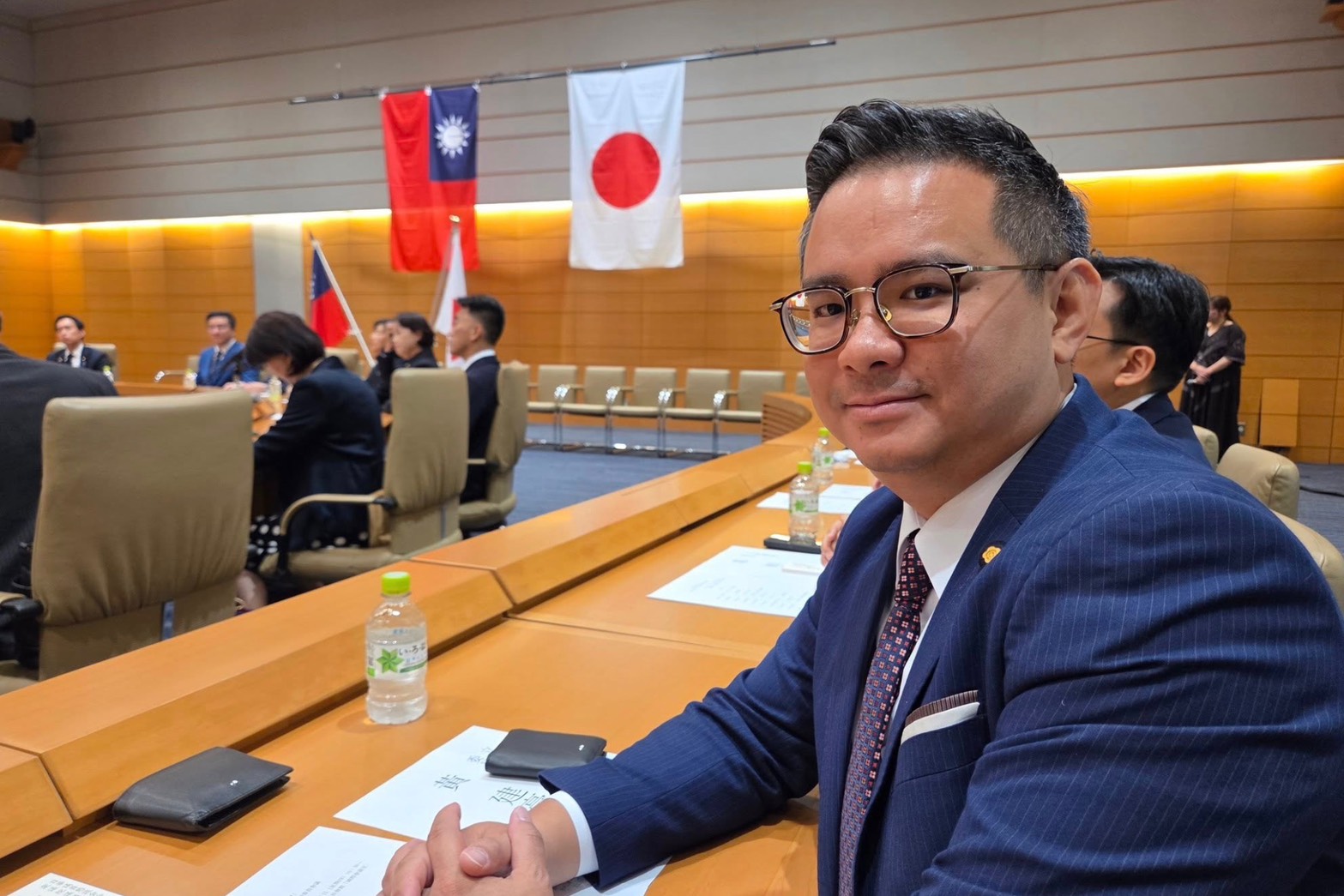 立委黃健豪公開表示，前立委鄭麗文不僅履歷略顯蒼白無力，還到要選黨主席才繳清立委責任額。圖/取自黃健豪臉書