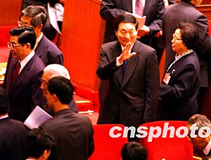 2003年朱鎔基卸下國務院總理職位,人大會議結束前與代表揮手告別。圖/取自中新社