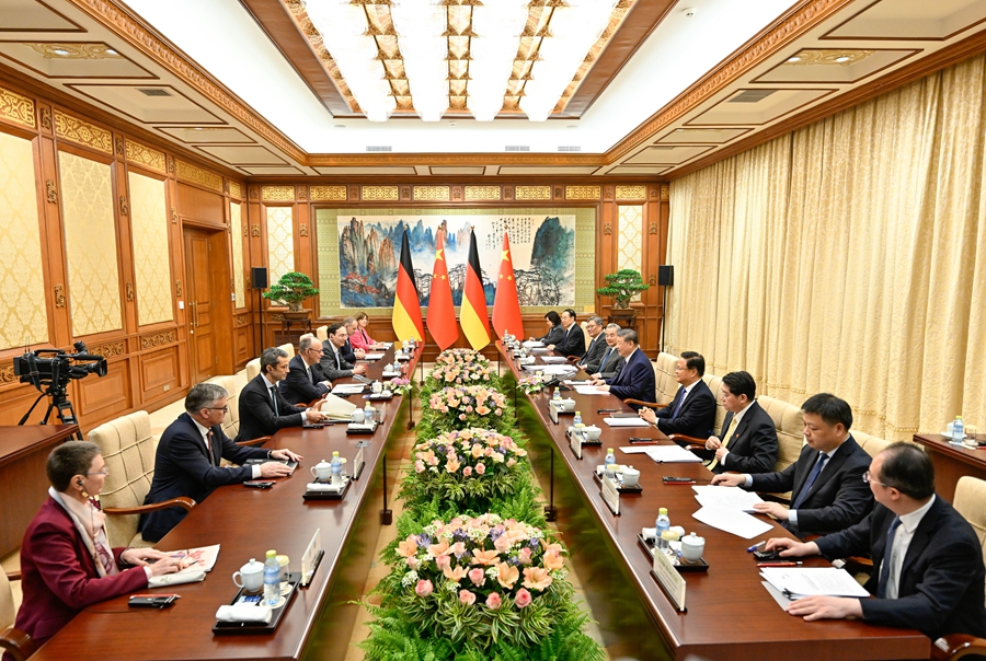 25日下午，大陸國家主席習近平（右中）與到訪的德國總理梅爾茨（左中）在釣魚台國賓館舉行會談。圖／取自新華社