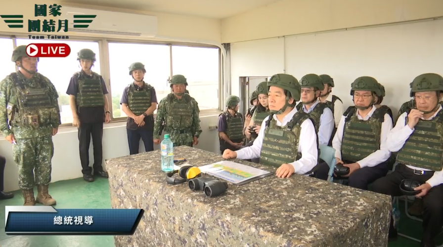 國軍M1A2T戰車今日於新竹坑子口靶場首度實施120公厘戰車砲實彈射擊，總統賴清德也前往視導，國防部同時也首次採現場網路直播方式，讓國人共同見證「地表最強戰車」的英姿。圖/取自國防部發言人臉書直播