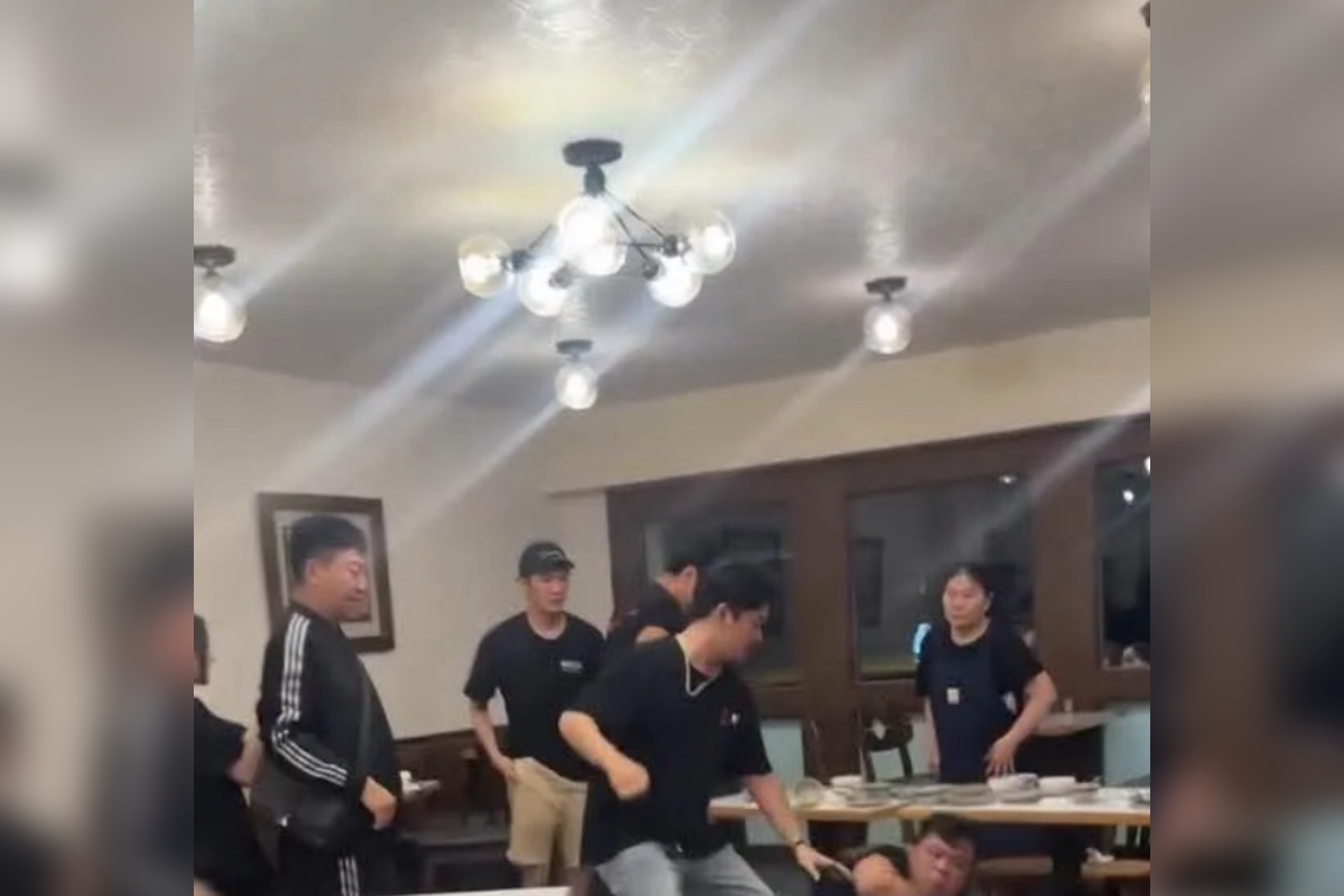 牛肉店員工當街毆客 竟只因吃飯聊政治