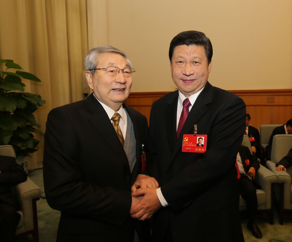 2012年11月14日，中共十八大閉幕前，習近平同朱鎔基在一起。圖／取自新華社