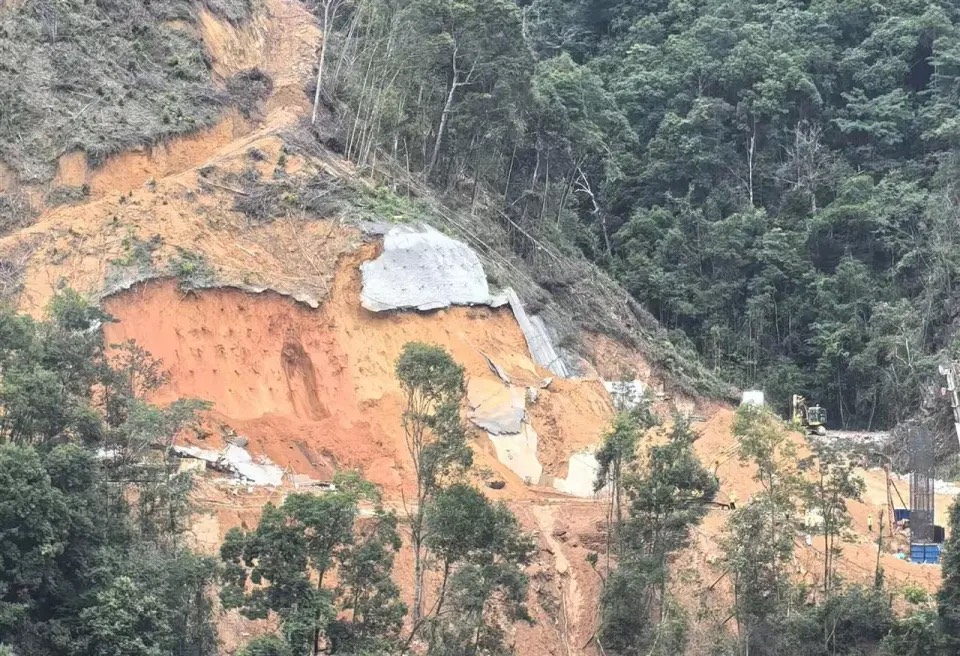 今年8月水電站的另一段邊坡工程，曾發生大面積垮塌。圖/取自《經濟參考報》