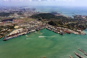 長和在巴拿馬運河兩端各擁一個由子公司「和記港口巴拿馬港口公司」經營的港口，不過因涉中美戰略對峙，大陸商務部已表明不准賣。圖／取自長江實業和記公司