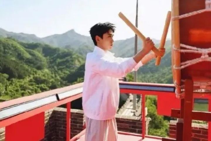 大陸演員朱一龍擊鼓橋段，引起大陸輿論爭議。圖/取自影片