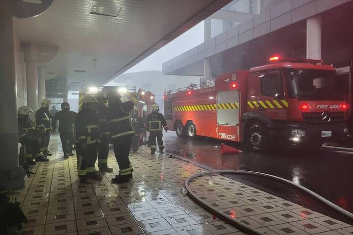 屏東縣東港安泰醫院3日上午火警，院方緊急疏散院內醫護人員及患者，消防人員獲報後也緊急到場協助救援。圖/取自中央社