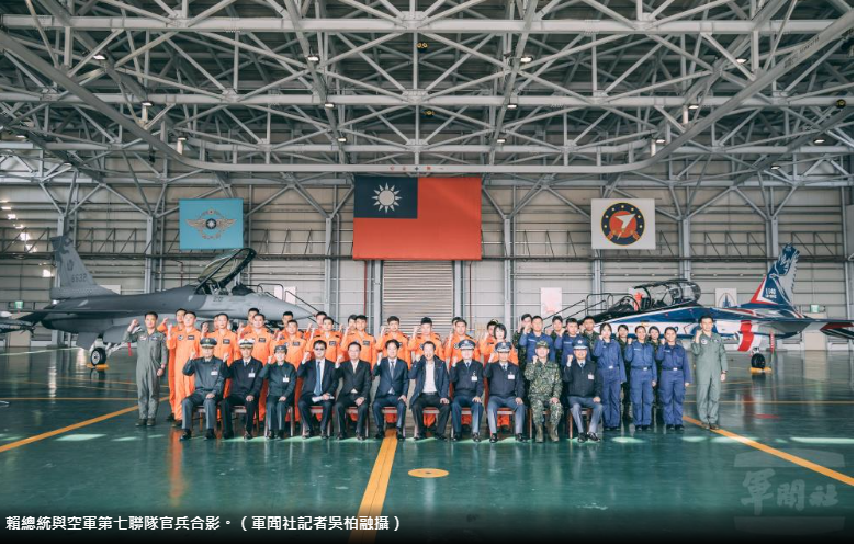 2025年1月21日，賴總統到台東視導空軍第七聯隊，右後即是勇鷹高教機。圖/取自軍聞社