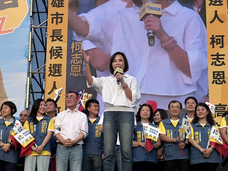 國民黨高雄市長參選人柯志恩（前中）19日在鳳山區舉辦首場大造勢活動，她喊出市政要一棒接一棒，但不一定要是民進黨來接，而是讓最強棒接棒，盼能讓高雄起風、帶來翻轉。圖/中央社