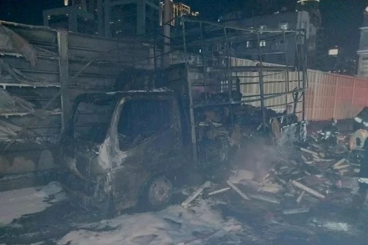 北市市民高架驚傳火燒車！小貨車冒煙秒陷火海　巨響不斷嚇壞民眾