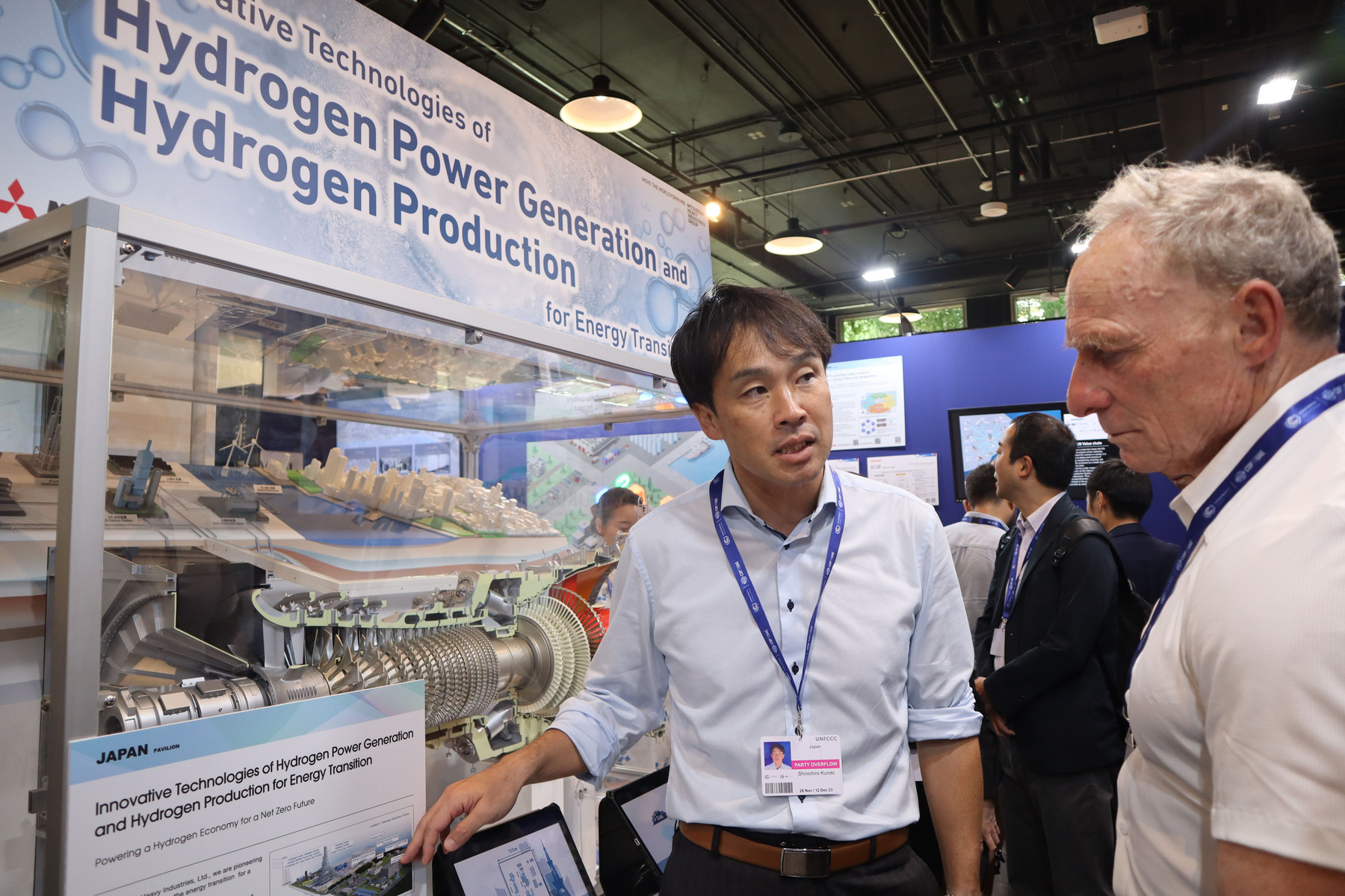 日本航太工業、精密工業製造能力極強，圖為三菱重工向客工說明其產品。圖／取自Mitsubishi Heavy Industries