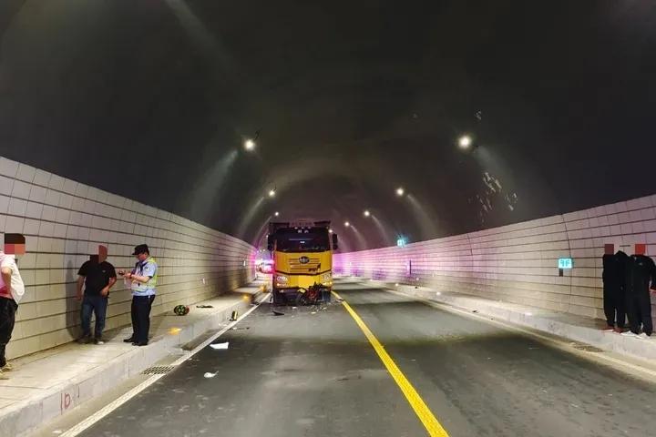 田垟陳隧道發生車輛碰撞事故，當地警方進行盤查。圖/取自台州交警