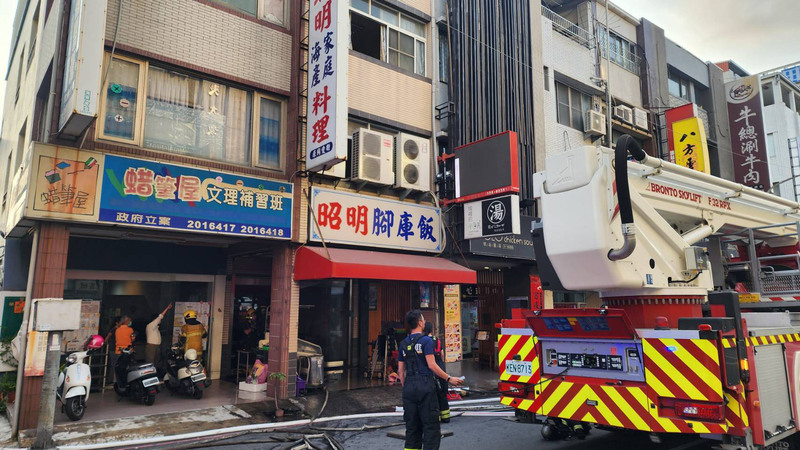 高雄必比登名店火警 出動雲梯車援救受困老闆