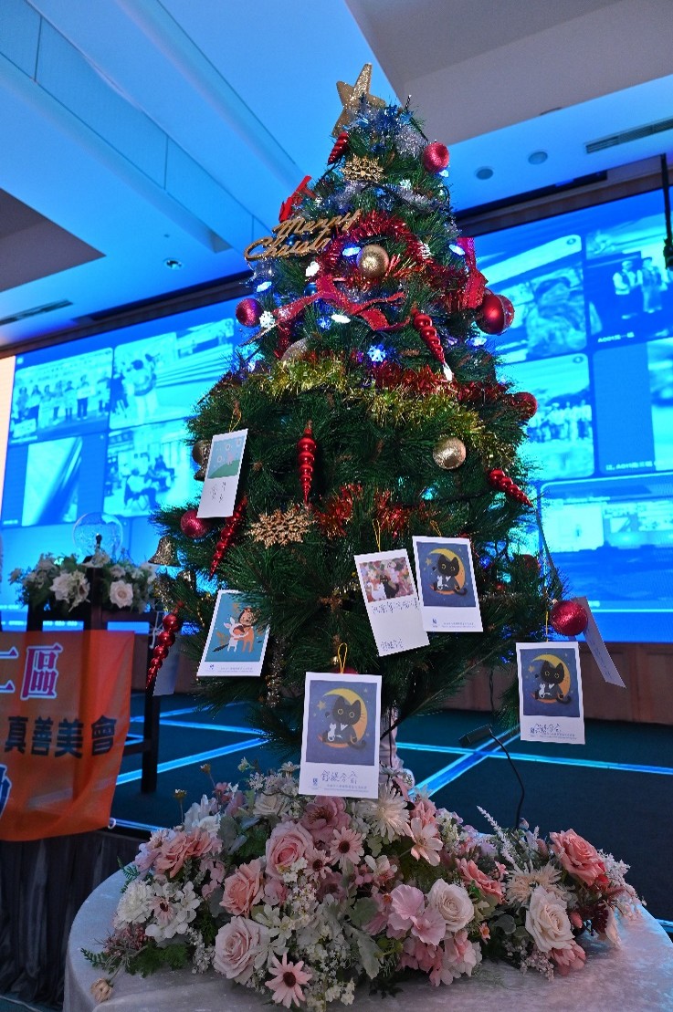 高雄主場點燈儀式，全省連同步線點亮橘色之光，與夢想祈福之樹，掛上祈福許願卡，象徵全民共同許諾終止暴力付出關懷。圖／國際蘭馨交流協會提供