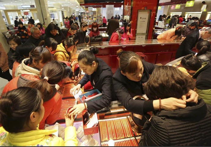 中國大媽的消費力一向驚人。圖/取自新華社