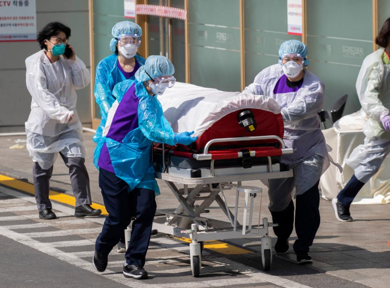 醫護人力不足是全球共同問題，圖為在韓國大邱慶北大學醫院，醫護人員轉送患者。圖/取自新華社