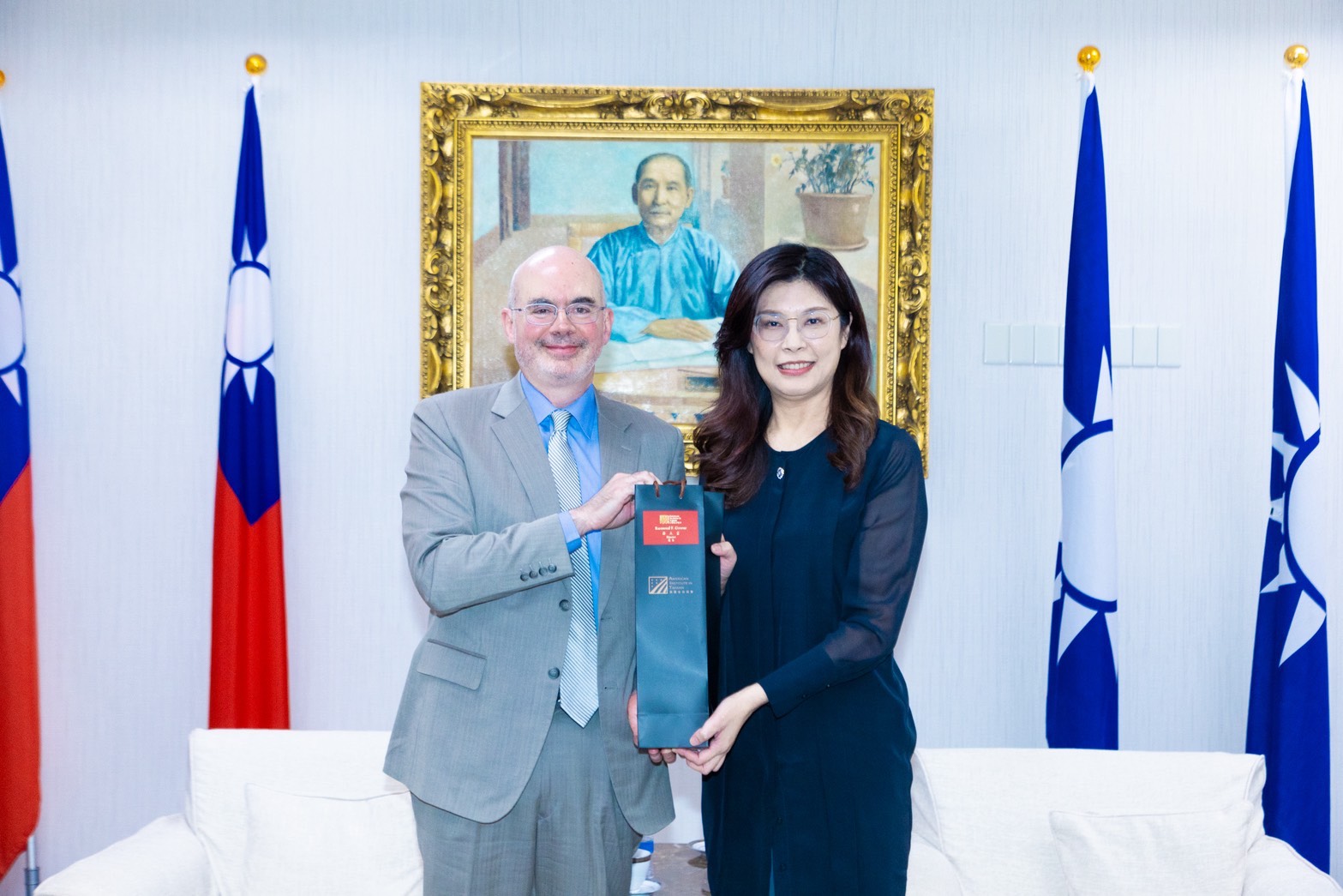 谷立言當面邀鄭麗文「未來適當時機」訪華府