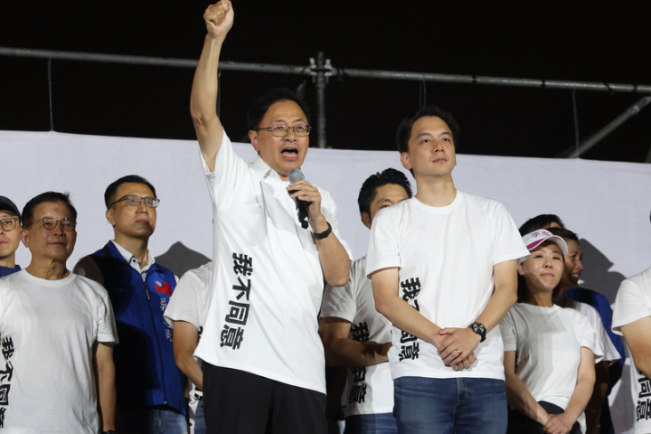 桃園六立委挺過大罷免，且創造完勝佳績，六立委不僅「不同意票」 大幅領先「同意票」，且沒有一人同意票超過罷免門檻。圖為桃園市長張善政（舉手者）在725凱道上為立委牛煦庭等人加油打氣。圖／中央社